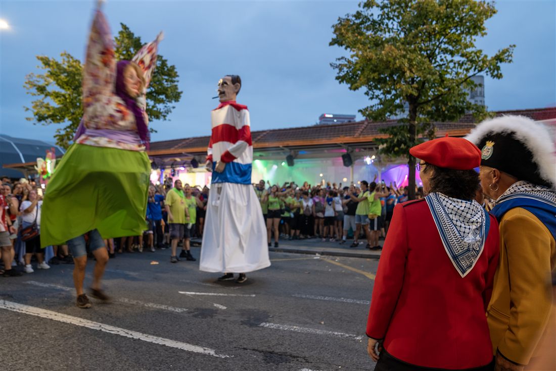 Gigantes y gentío en las calles de Bilbao durante la Aste Nagusia