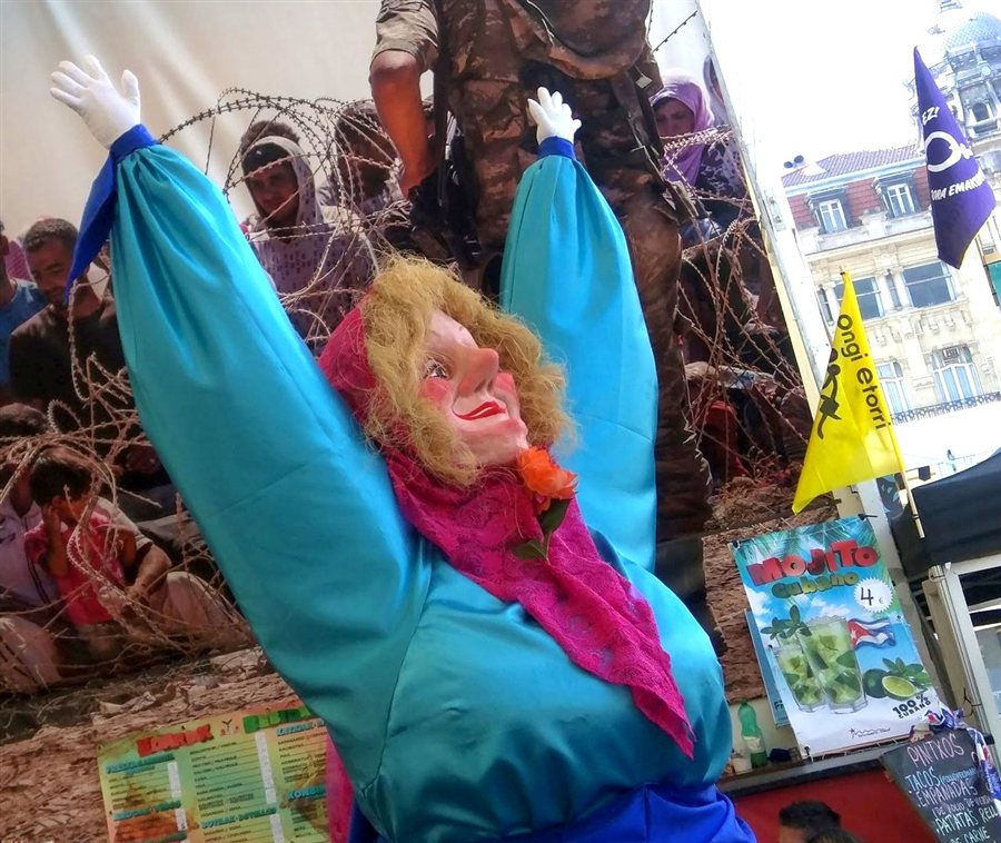 Marijaia, la figura de la Aste Nagusia con los brazos en alto, en una txosna de Bilbao